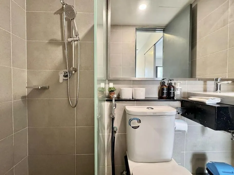 Tropicana 218 Macalister #Homely #Georgetown #Infinity Pool #Near Island Hospital #6Pax #2Br 2Bath #2Queen 2Single #Quality Well Maintained #Private Host 0*, George Town Malajsie
