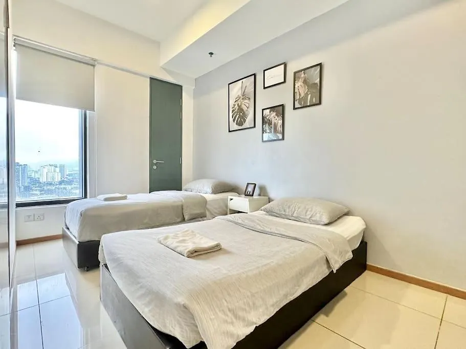 Tropicana 218 Macalister #Homely #Georgetown #Infinity Pool #Near Island Hospital #6Pax #2Br 2Bath #2Queen 2Single #Quality Well Maintained #Private Host Apartmán