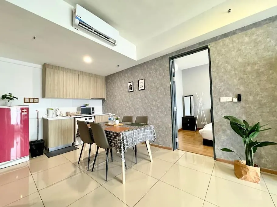 Tropicana 218 Macalister #Homely #Georgetown #Infinity Pool #Near Island Hospital #6Pax #2Br 2Bath #2Queen 2Single #Quality Well Maintained #Private Host 0*, George Town Malajsie