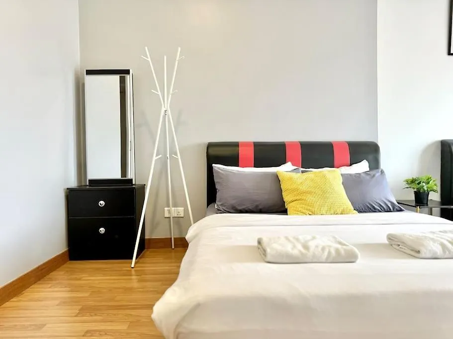 Tropicana 218 Macalister #Homely #Georgetown #Infinity Pool #Near Island Hospital #6Pax #2Br 2Bath #2Queen 2Single #Quality Well Maintained #Private Host 0*, George Town